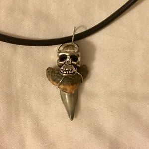 Small Shark Tooth w Mini Skull